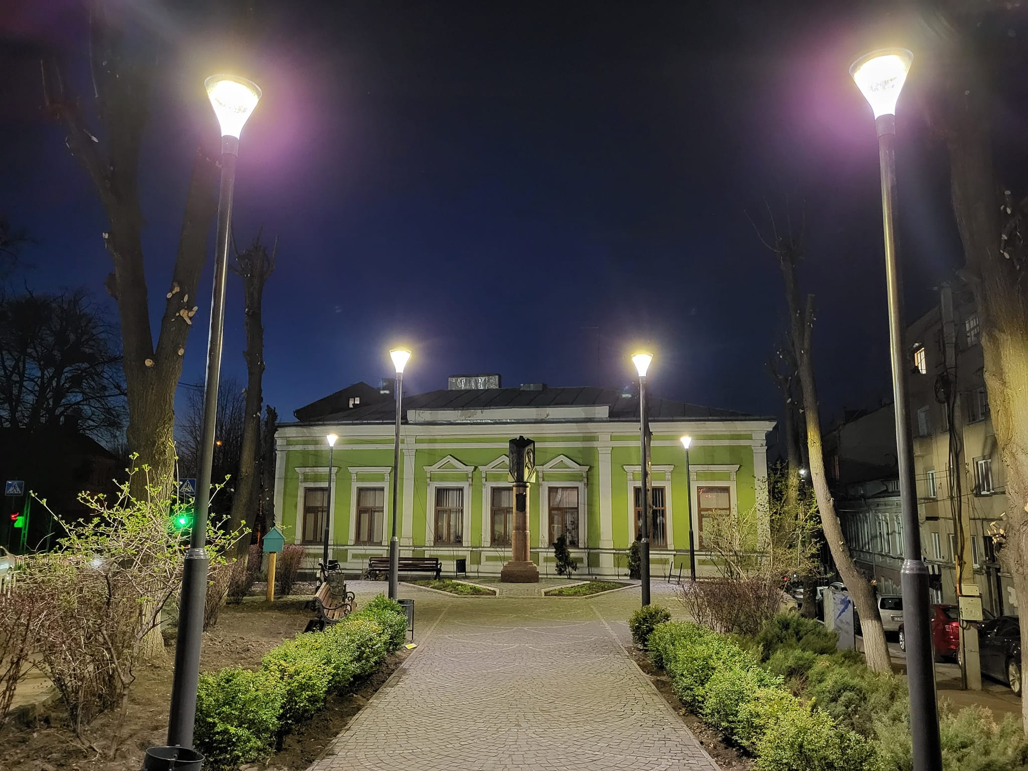 У чернівецькому сквері літописцям Русі-України біля пам'ятника 'Енеїді' Івана Котляревського оновили освітлення