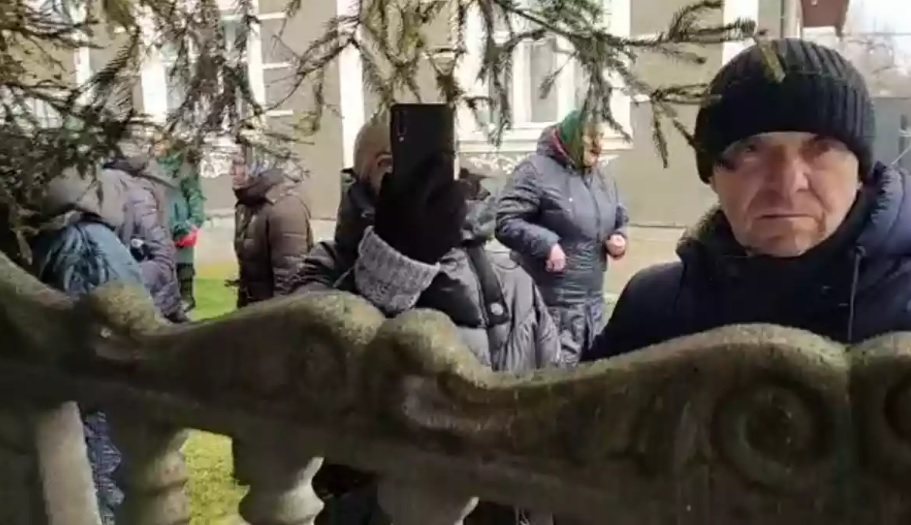 На Буковині прихожанин московського патріархату погрожував цеглиною журналістці 