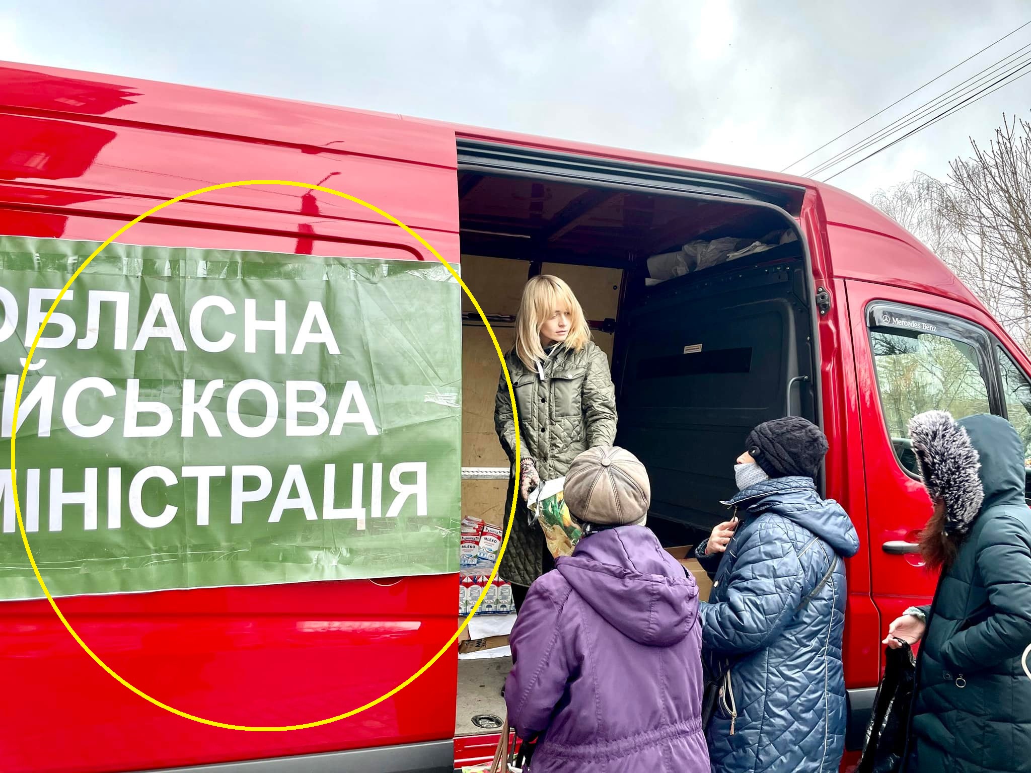 'Це вже нагадує Михайлішина з тими пакетами': депутатки Чернівецької обласної та міської ради посперечалися через напис на машині, з якої городянам роздають гуманітарну допомогу  