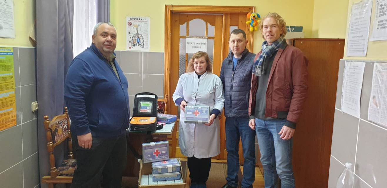 Залізничний вокзал Чернівців отримав від благодійників сучасний дефібрилятор серця