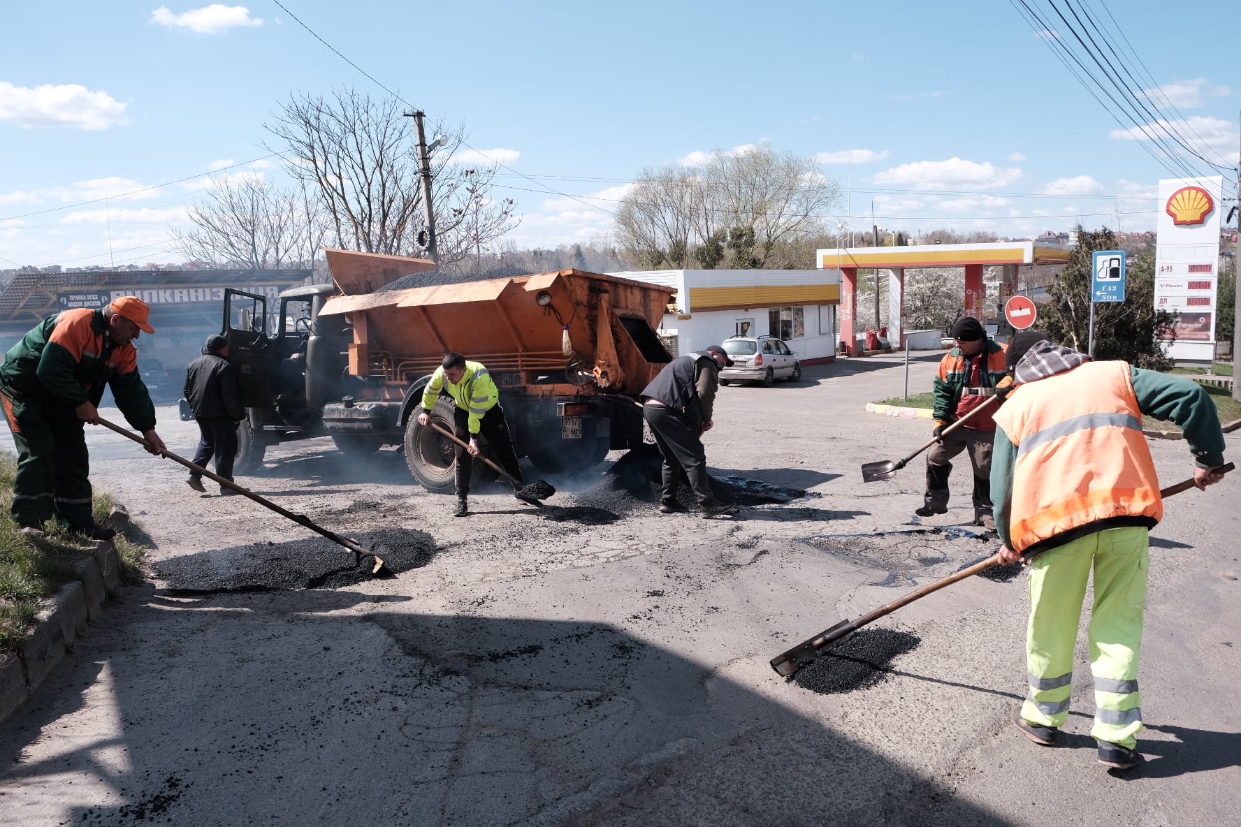 У Чернівцях латають ямки одразу на 12 вулицях, попереду ще 80 