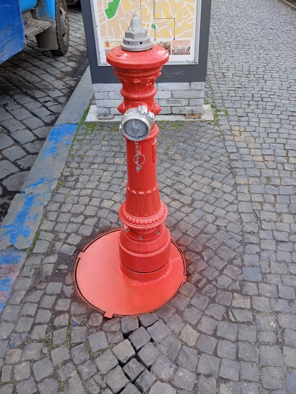 Як у Мюнхені: на Театральній площі Чернівців встановили пожежний гідрант у ретро-стилі 