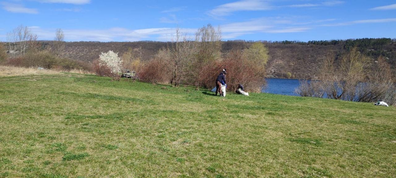 На березі Дністра і Прута позбирали трохи сміття