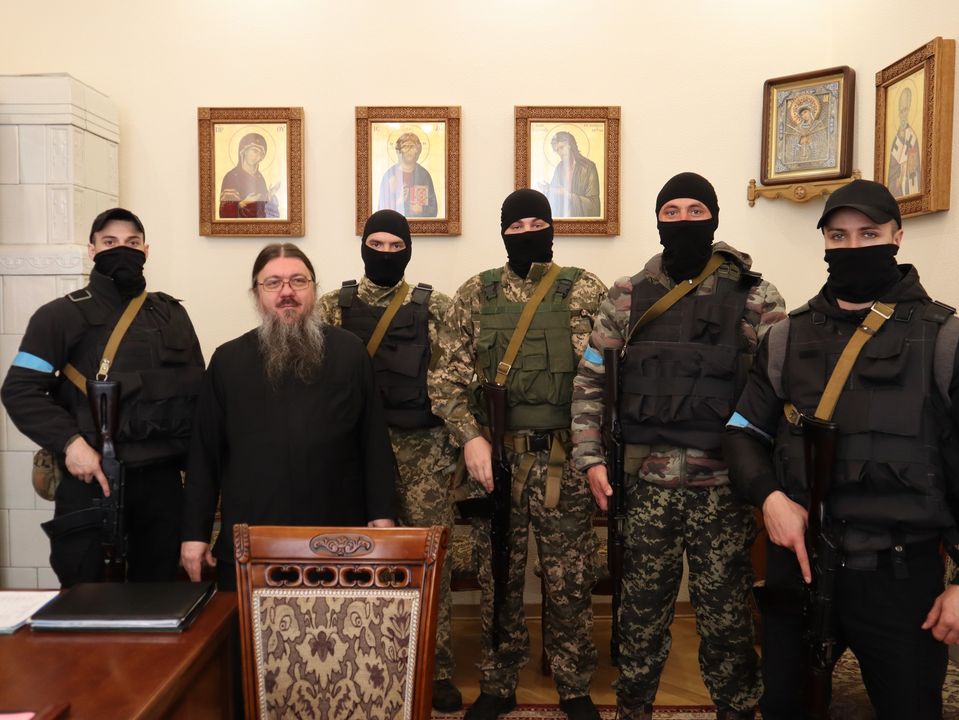 П'ять якісних бронежилетів передала українським воїнам Чернівецько-Буковинська єпархія УПЦ 