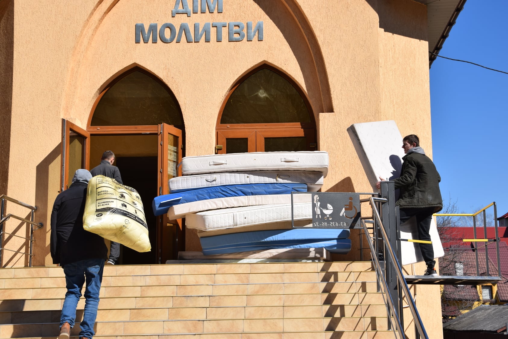 У Хотині за сприяння французів молитовний будинок переобладнали під прихисток для переселенців