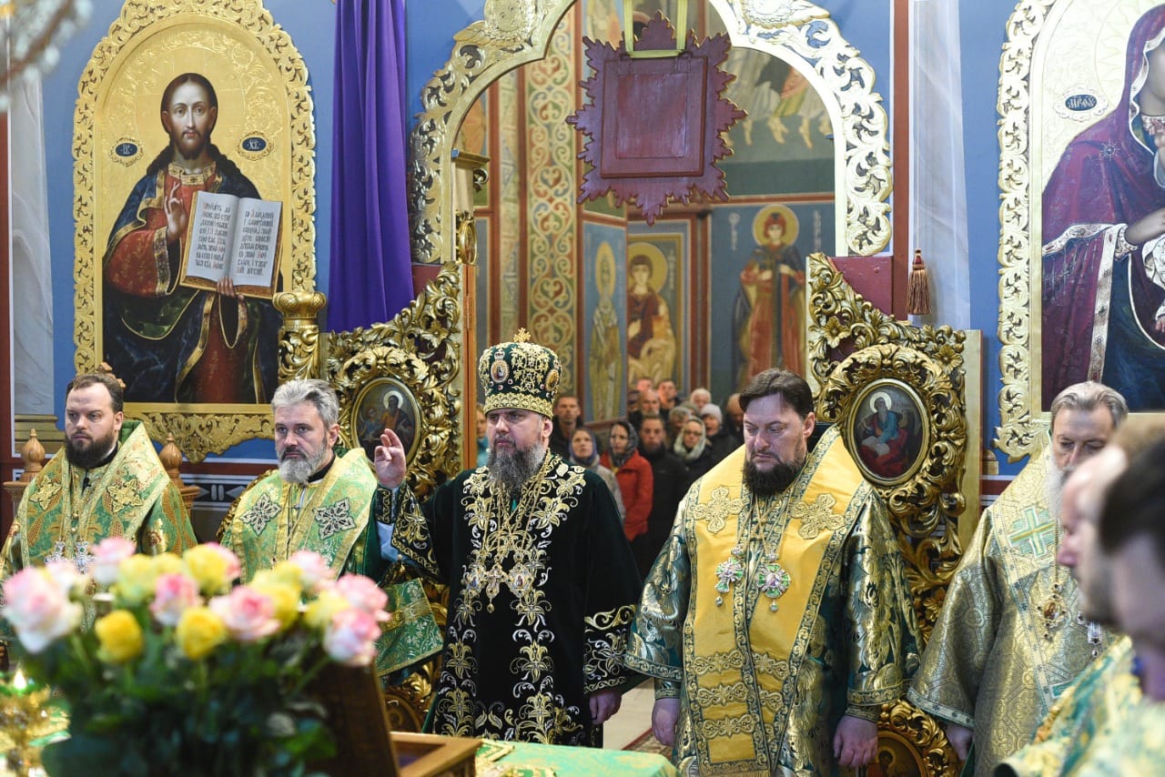 Архієпископ Чернівецький і Хотинський ПЦУ Герман співслужив на вербну неділю Блаженнішому Епіфанію у Києві 