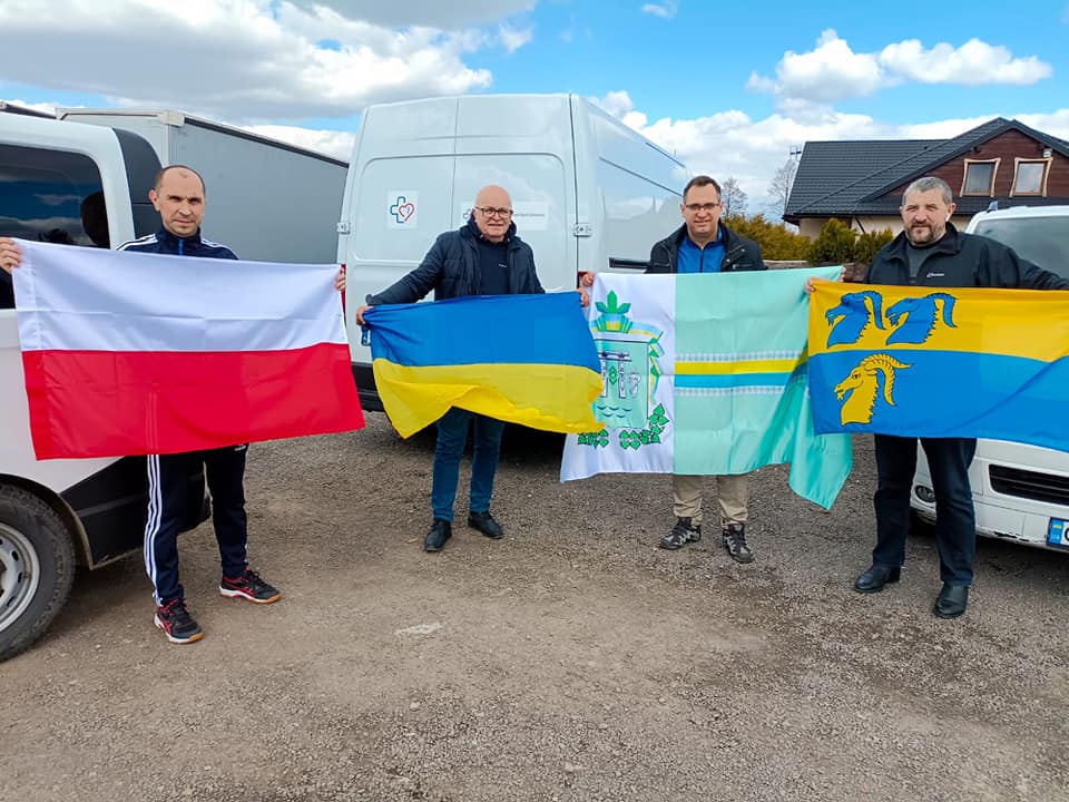 Буковинська та польська громади обмінялися державними прапорами України та Польщі та прапорами Вижницького району й Кендзежин-Козлінського повіту на знак солідарності дій та підтримки 