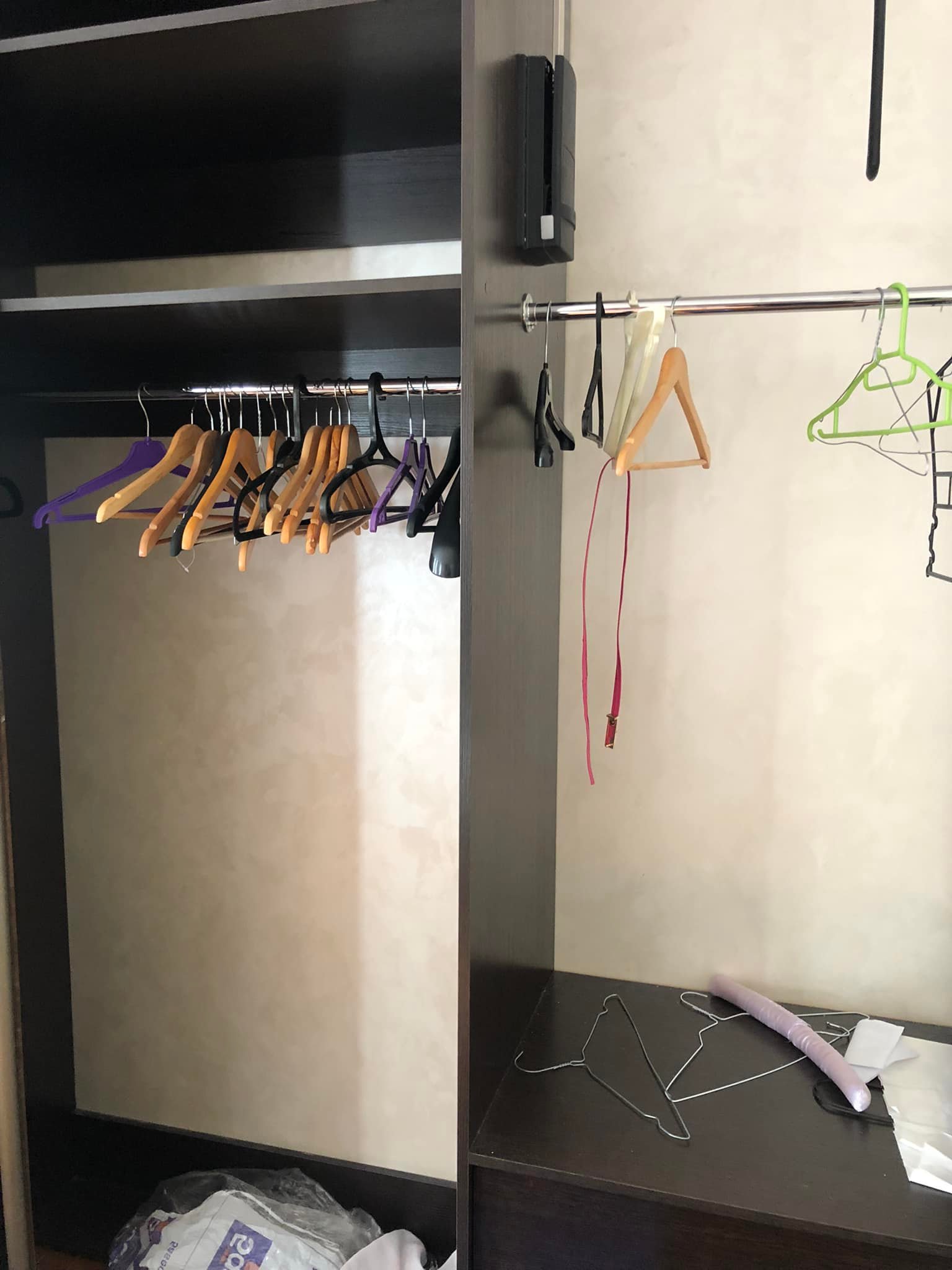 Вкрали одяг, взуття, посуд, телевізор та багато техніки: екснардеп від Буковини Іван Рибак показав наслідки тимчасового пришестя «руского мира» до себе додому на Київщині 