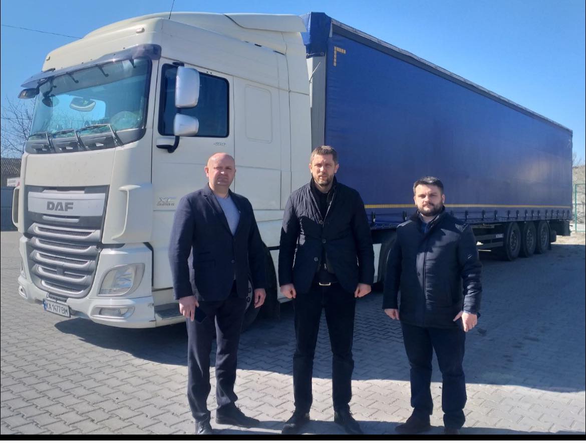 У Бойка закликали буковинців купити картини, щоб допомогти Збройним Силам України 