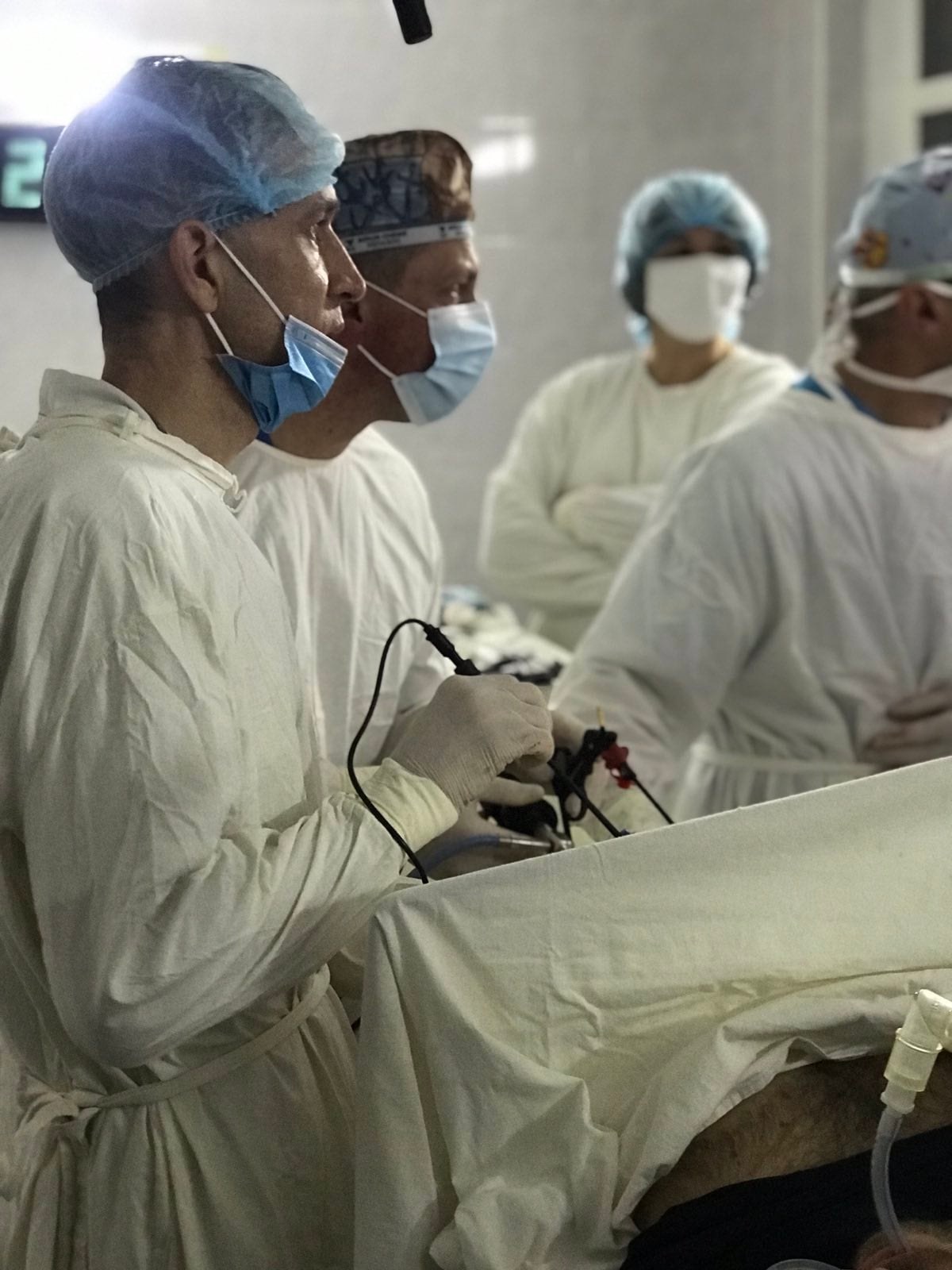 У Хотині переселенцю із Одеси провели успішну ургентну операцію на новій лапароскопічній апаратурі 