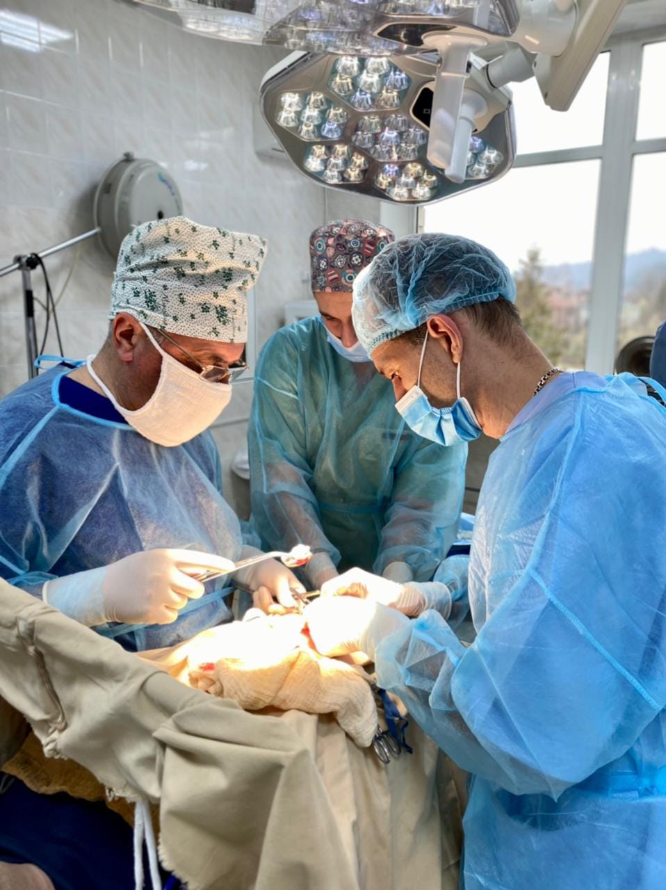 У буковинській Путилі успішно прооперували жінку із застосуванням сучасних технологій, наданих італійськими партнерами із Fondszione Franca Rava N.P.H. Italia 