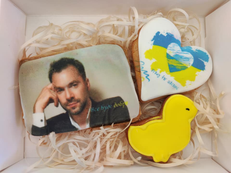 Великодні пряники з Арестовичем і паски для бійців ЗСУ підготувала пекарня на Буковині 