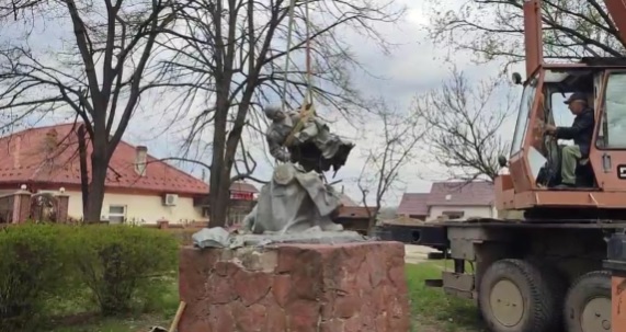 Монумент Перемоги у Чернівцях та інші імперські об’єкти культурної спадщини демонтуватимуть строго до законодавчих процедур, - заступник голови Чернівецької облради 