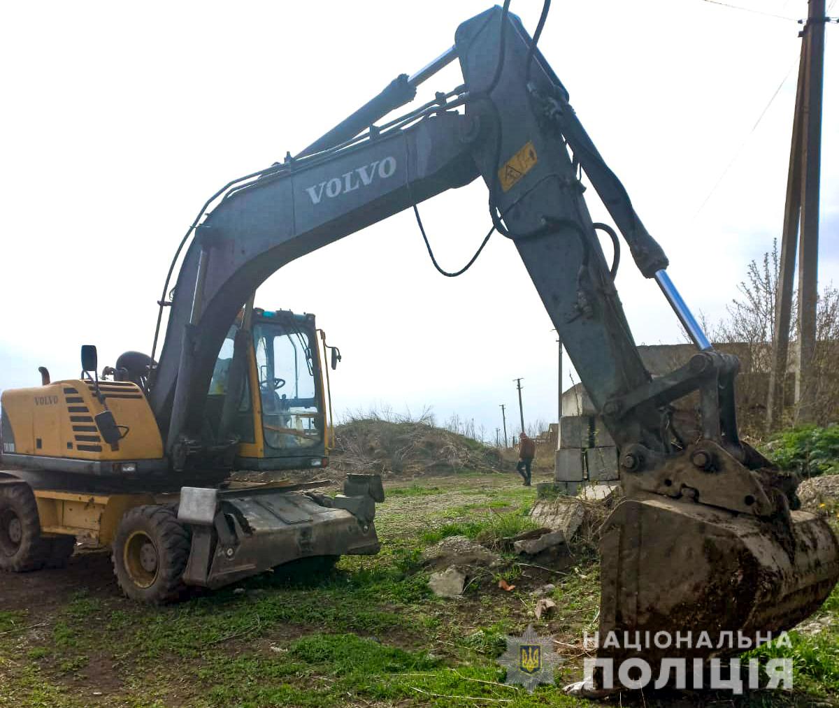 На території дослідного господарства у Чернівцях троє буковинців на екскаваторі крали чорнозем