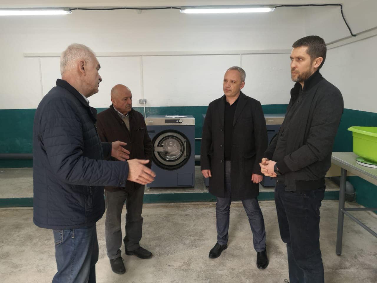 Бойко з Клічуком подбали про безкоштовну пральню для вимушених переселенців у Чернівцях 