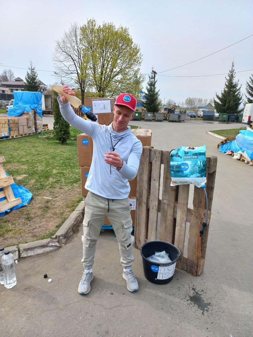 Американці привезли у Чернівці 1600 фільтрів для води для передачі постраждалим від війни регіонам України  