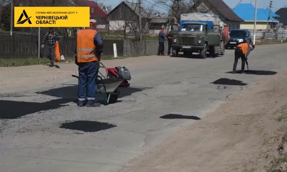 На Буковині  поставили на паузу всі проєкти з реконструкції, будівництва, поточного середнього та капітального ремонтів автошляхів держзначення 
