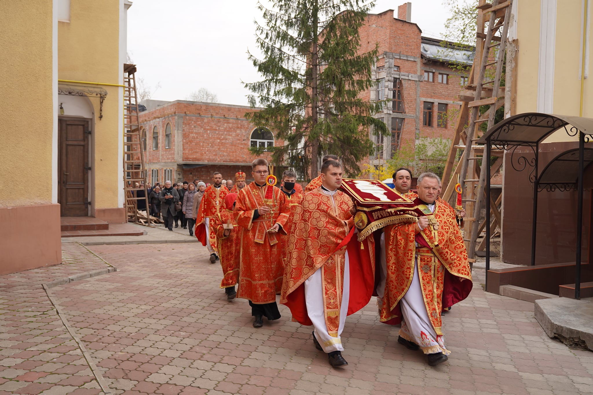У чернівецькому соборі УГКЦ відбулися Царські часи та Вечірня з виставленням Плащаниці
