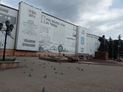  Осачук  доручив Клічуку оновити великий банер на Центральній площі 