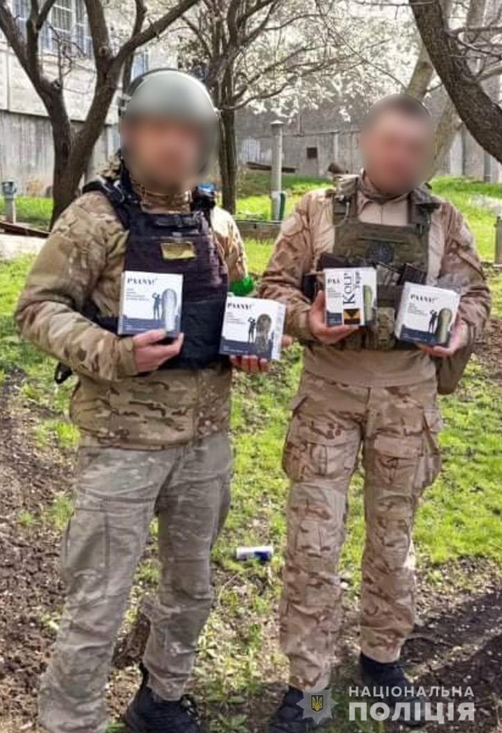 Дві сотні високотехнологічних пляшок-фільтрів, які перетворюють брудну воду на питну, вже доставили захисникам України у зону бойових дій  