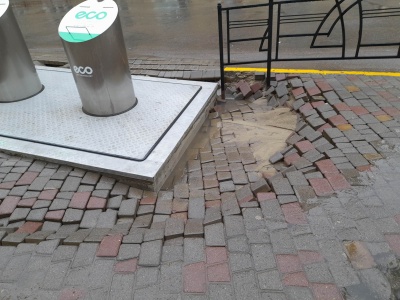 Навколо смітників на Університетській, які коштували чернівчанам 600 тисяч гривень, після першого дощу просіла плитка 