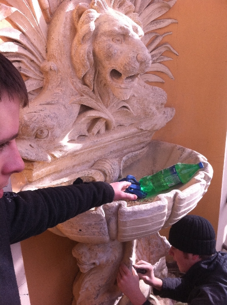 Приватний фонтанчик на носі будинку-корабля, який за порадою Осачука відновив Михайлішин, Чернівціводоканал не обслуговує 