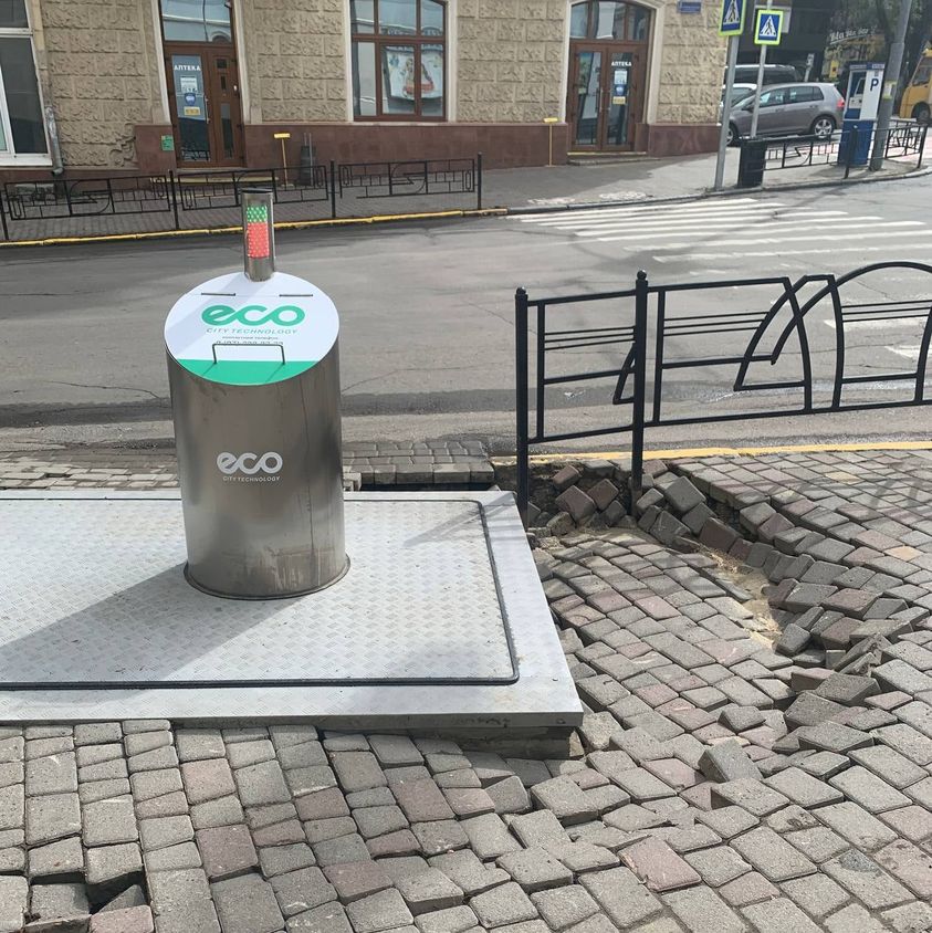 Підрядник власним коштом усуне просідання плитки навколо підземного смітника на Університетській 