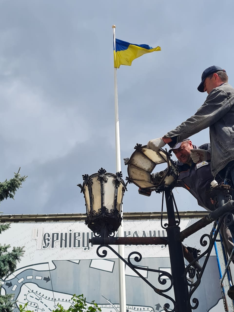На Центральній площі Чернівців демонтують вуличні аварійні ліхтарі 