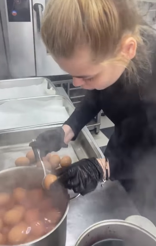 Співачка Аліна Гросу показала, як виготовляла крашанки для чернівецьких переселенців на Великдень (ВІДЕО)