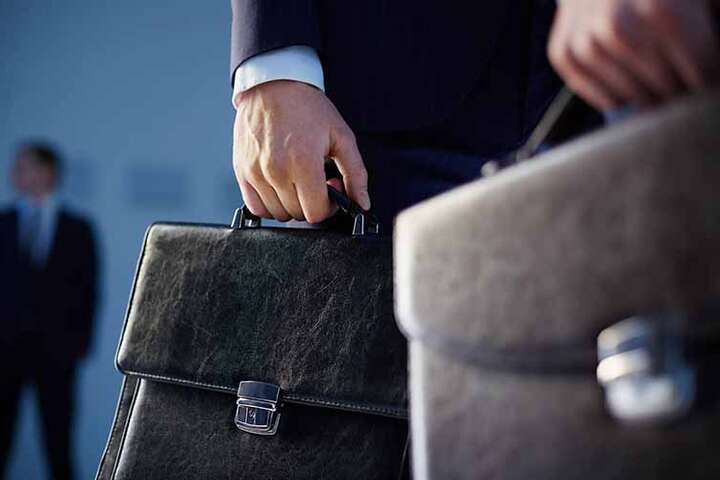 Уряд вимагає від держслужбовців, що стали біженцями, повернутися в Україну  