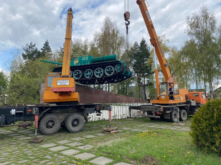 У Сторожинці не вдалося з першої спроби демонтувати радянський пам'ятник-танк 