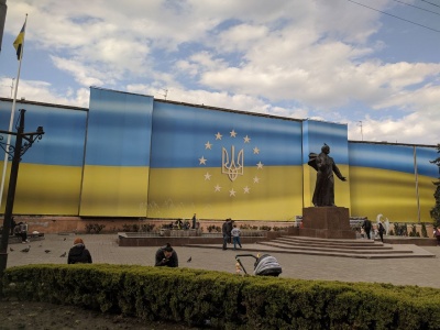 Нинішній банер на Центральній площі встановили за кошти меценатів і тільки на час війни 