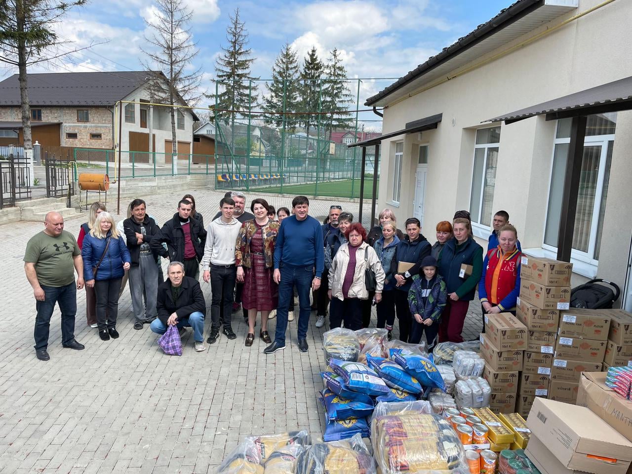 'Слуги народу' Олена Лис і Максим Павлюк у Горішніх Шерівцях записали відео на підтримку Херсона 