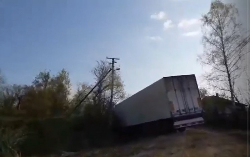 'Мали клеїти якісь етикетки': на узбіччі дороги у Червоній Діброві застрягла фура з 17 тоннами тушонки для Енергодару 