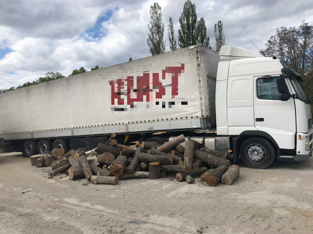 Автомобіль, у якому перевозили незаконно зрубані дерева на Буковині, передано на потреби армії