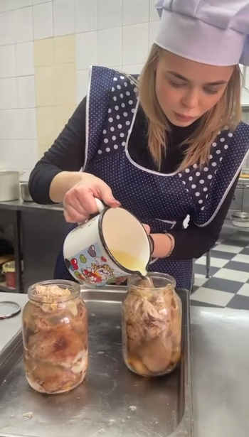 Співачка Аліна Гросу показала, як готує тушонку для фронту (+ВІДЕО)