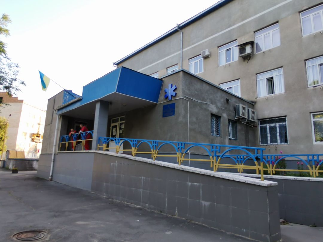 До команди чернівецької «швидкої» приєдналися медики з Маріуполя, а 14 машин центру екстреної допомоги передали для потреб ЗСУ 