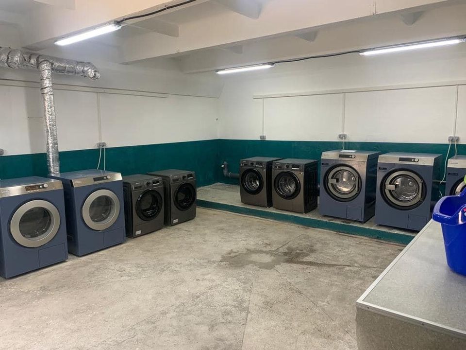 Обслуговують переселенці з досвідом роботи: у Чернівцях соціальна пральня пере 100-120 кг речей шість днів на тиждень 