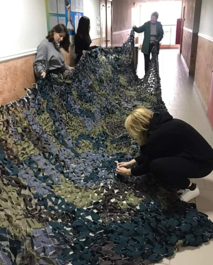 З початку війни 'сітковий батальйон' одного з факультетів ЧНУ сплів вже майже чотири десятка захисних сіток 