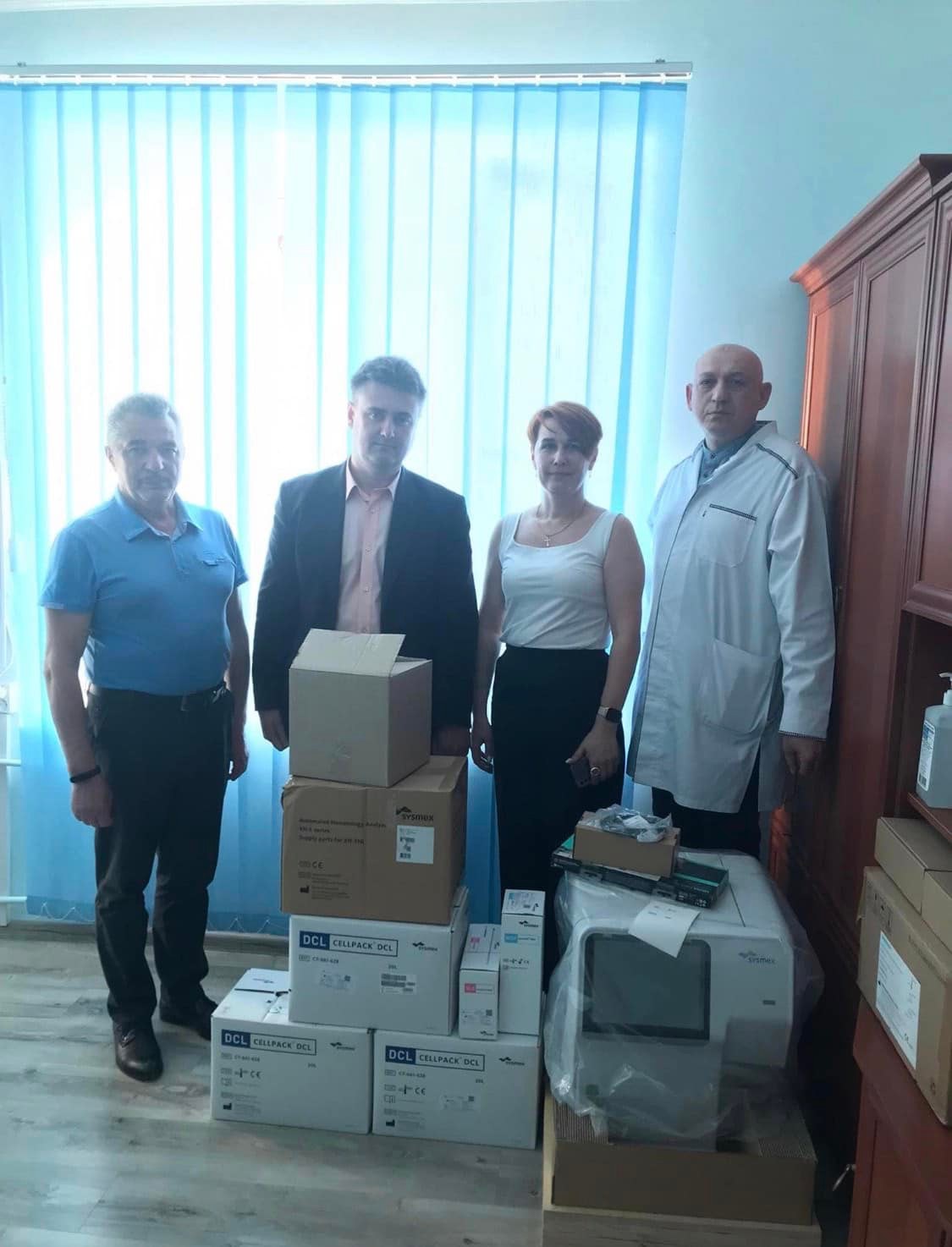 У Чернівецькій дитячій обласній лікарні подякували благодійникам за автоматичний гематологічний аналізатор, який допоможе у лікуванні онкохворих дітей