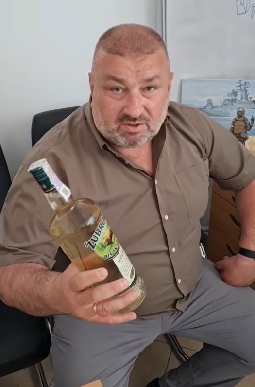 На Буковині волонтери продали на аукціоні пляшку ZUBROWKA із розбитого складу в Маріуполі, а кошти переказали на потреби ЗСУ 