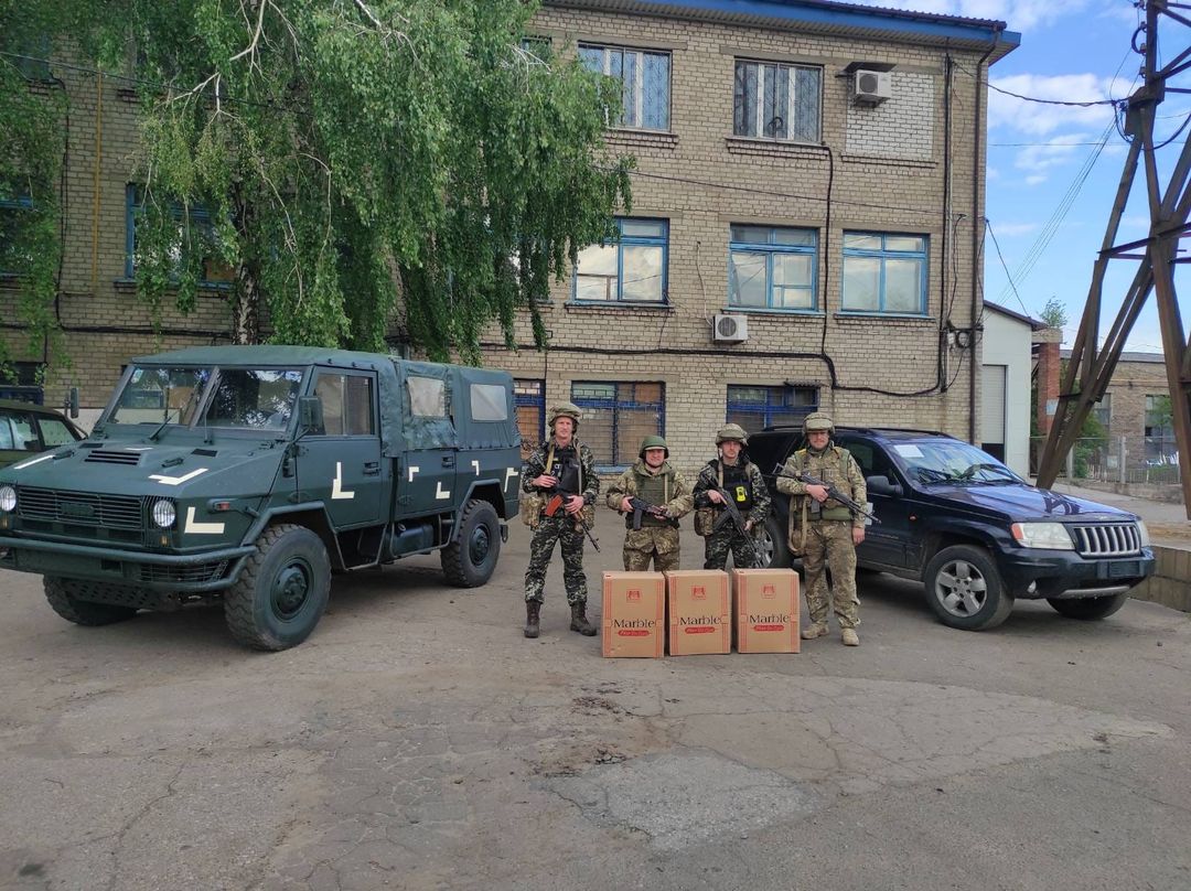 Завдяки депутату міськради та його татові на фронт доправили два автомобіля і пару ящиків цигарок для воїнів