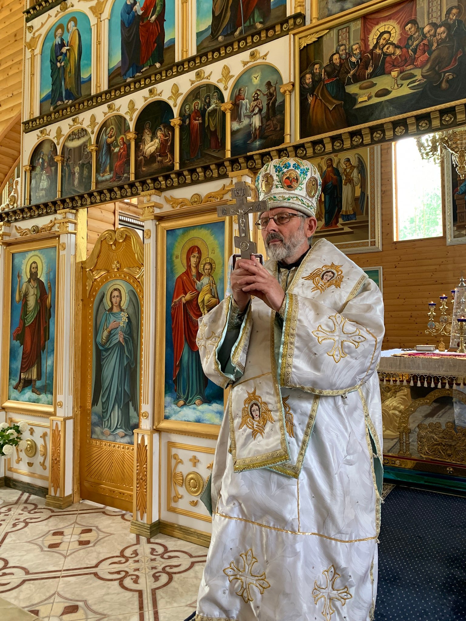 Митрополит ПЦУ Данило освятив нові ікони в храмі Пресвятої Покрови у Вашківцях та автомобілі для наших захисників, куплені на пожертви прихожан храмів ПЦУ Буковини