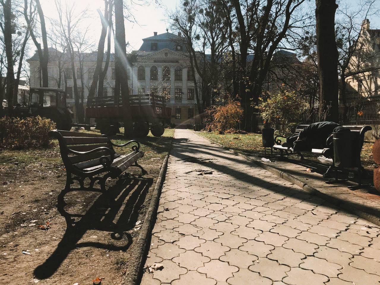 У Чернівцях почали відновлювати сквер на вулиці Кордуби