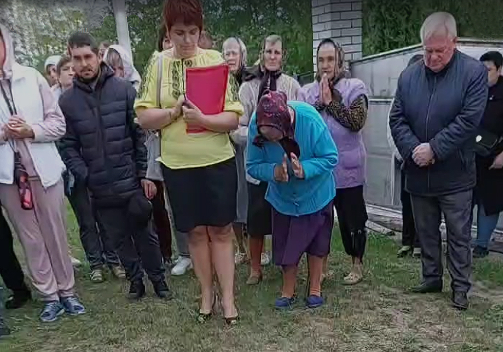 На Буковині віряни у селі Хлівище прийняли рішення покинути церкву окупанта і приєднатись до ПЦУ 