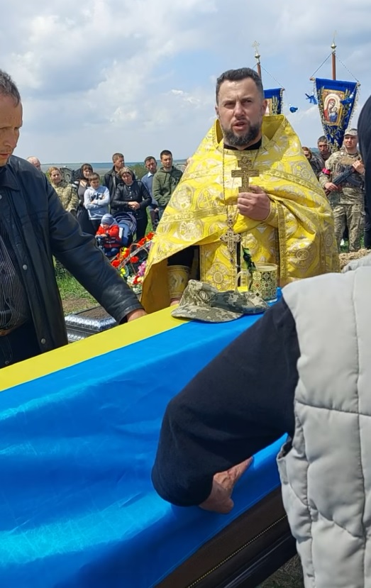 'Я бачив біль в очах воїнів і більшості присутніх, що навіть не хотіли зайти до храму, окупованого московським патріархатом і російською мовою': слово українського священика під час похорону Героя України, воїна Петра Обершта в с.Ярівка 