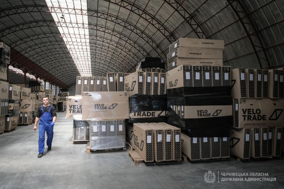 Майже 15 тисяч велосипедів врятували від знищення на Харківищні й розмістили на складах у Чернівецькій області