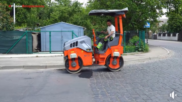 На 11 чернівецьких дорогах залатали ямки