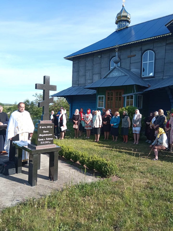 Перше богослужіння українською мовою звершили сьогодні на подвір'ї храму села Хлівище, парафія якого перейшла до ПЦУ від УПЦ МП 