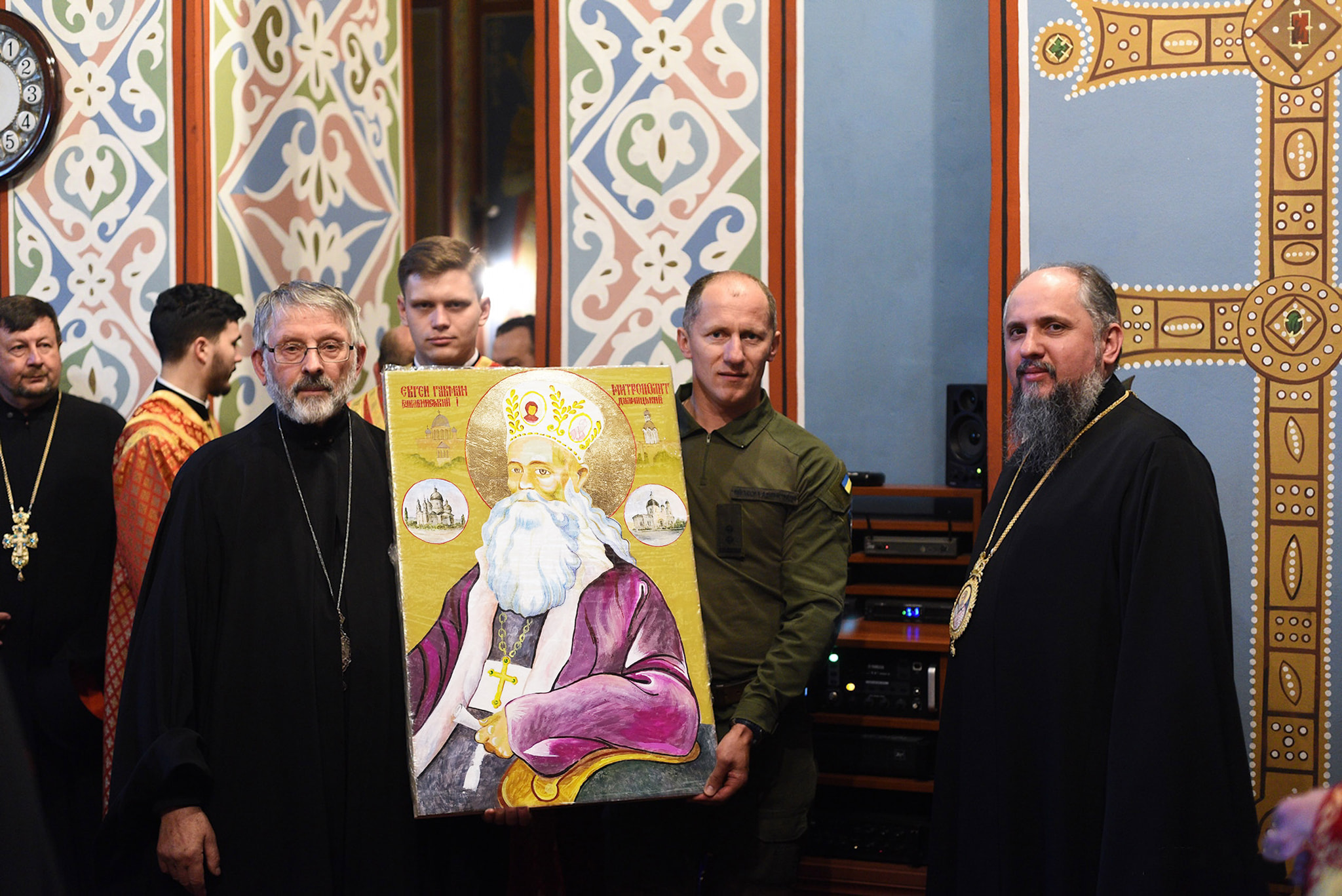 Чинуш дав гроші на ікону митрополита Чернівецького і Далматського Євгена (Гакмана), а Гешко з владикою Данилом піднесли її митрополиту ПЦУ Епіфанію на іменини